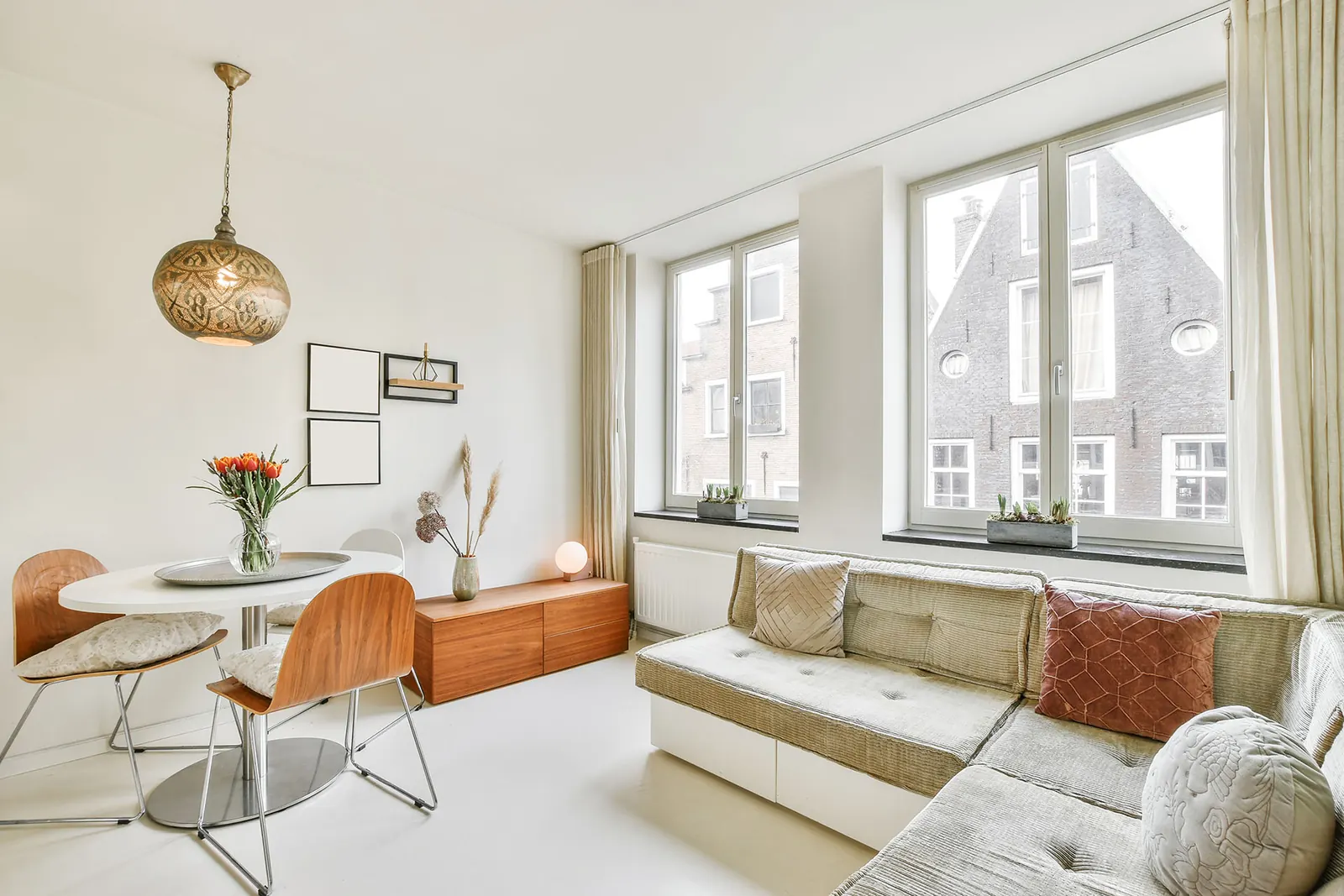 Gietvloer in een lichte woonkamer