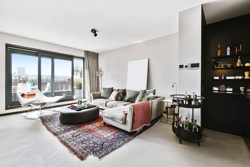 Woonbeton vloer in een lichte woonkamer