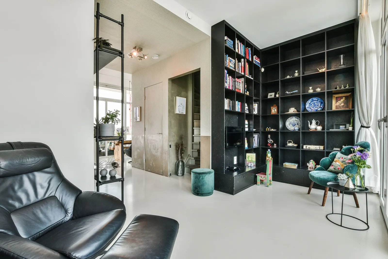 PU Mono gietvloer in een woonkamer met boekenkast